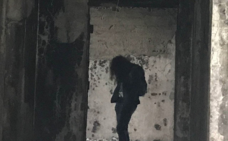 Серость Стены Лица (Grayness Walls Faces)